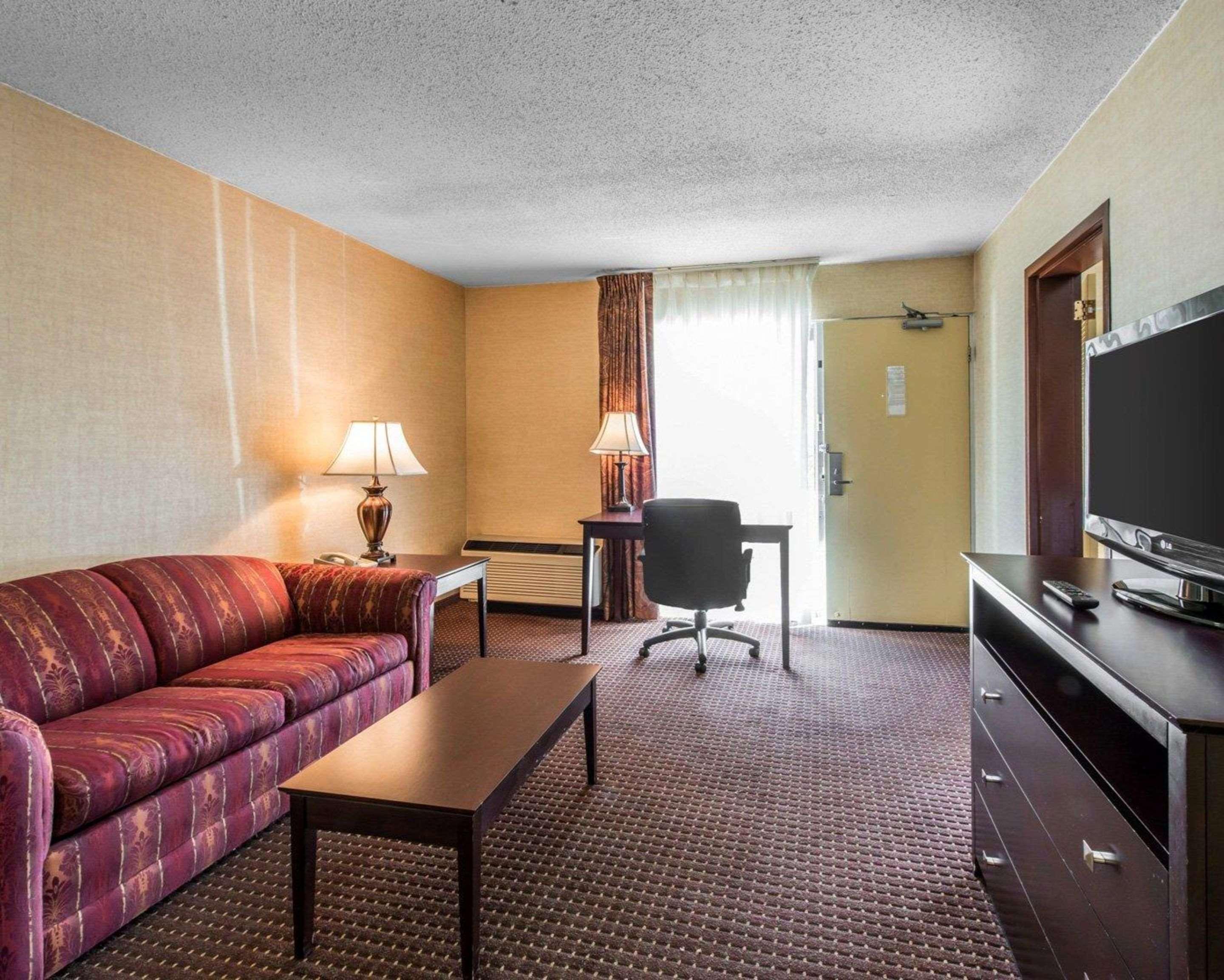 Quality Inn & Suites Conference Center Across From Casino Erie Exterior photo
